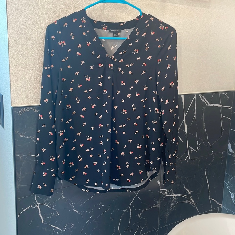 Ann Taylor Petite Black V-Neck Floral Polyester Blouse